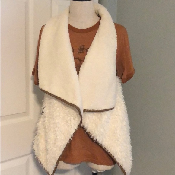 ontwelth Jackets & Blazers - ⚠ EUC faux fur vest